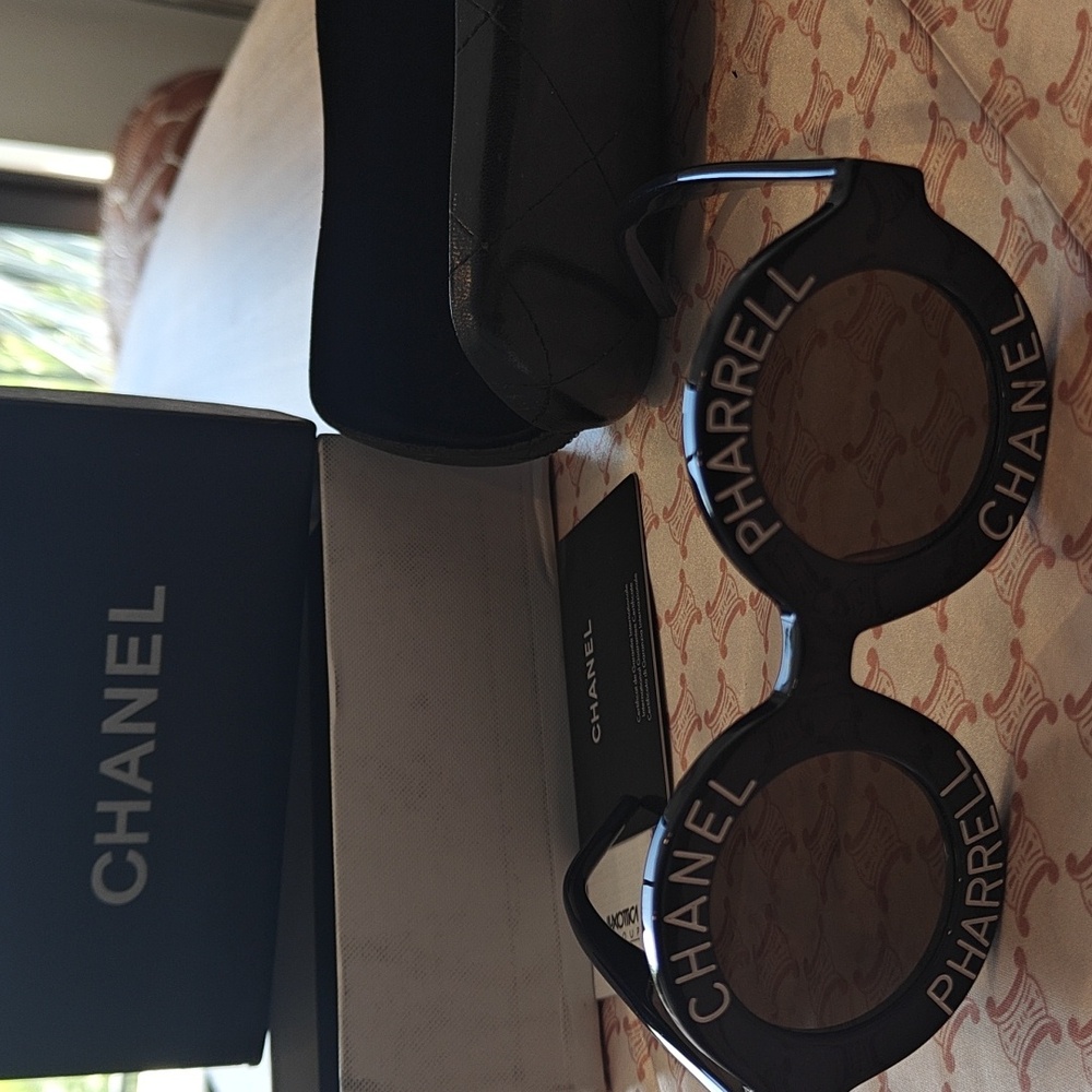CHANEL Black Round Sunglasses with Logo Detail